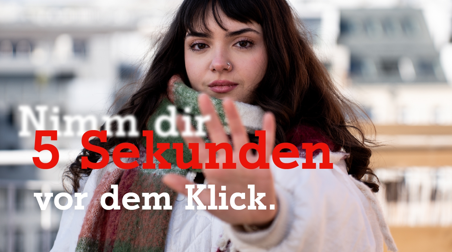 Frau zeigt Hand die Zahl 5
