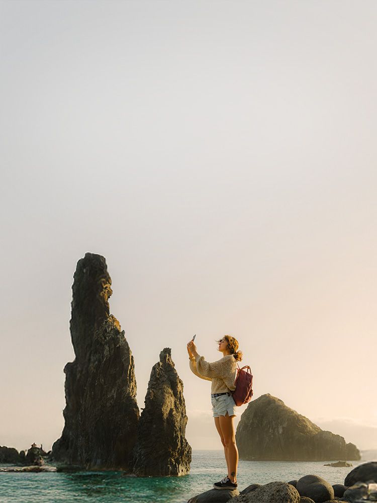 Frau an einem Streinstrand