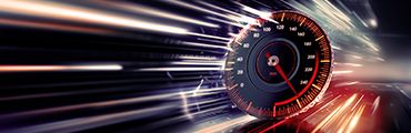 Tacho mit Geschwindigkeitsanzeige über 240 Kilometer pro Stunde