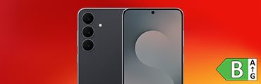 Das Samsung Galaxy S25 FE vor rot-orange Verlauf, Rückseite mit 3 Kameras, Energieeffizienzklasse B.