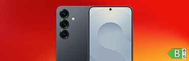 Das Samsung Galaxy S25 vor rot-orange Verlauf, Rückseite mit 3 Kameras, Energieeffizienzklasse B.