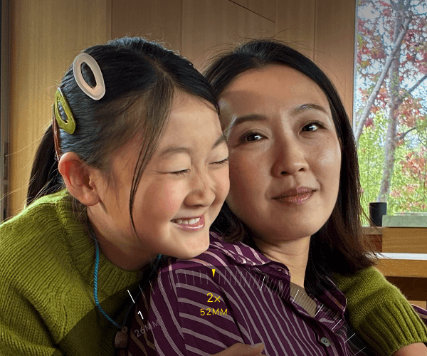 Der 2x Tele-Zoom Modus wird verwendet, um auf einen mit Bäumen und Pflanzen bedeckten Berg einzuzoomen