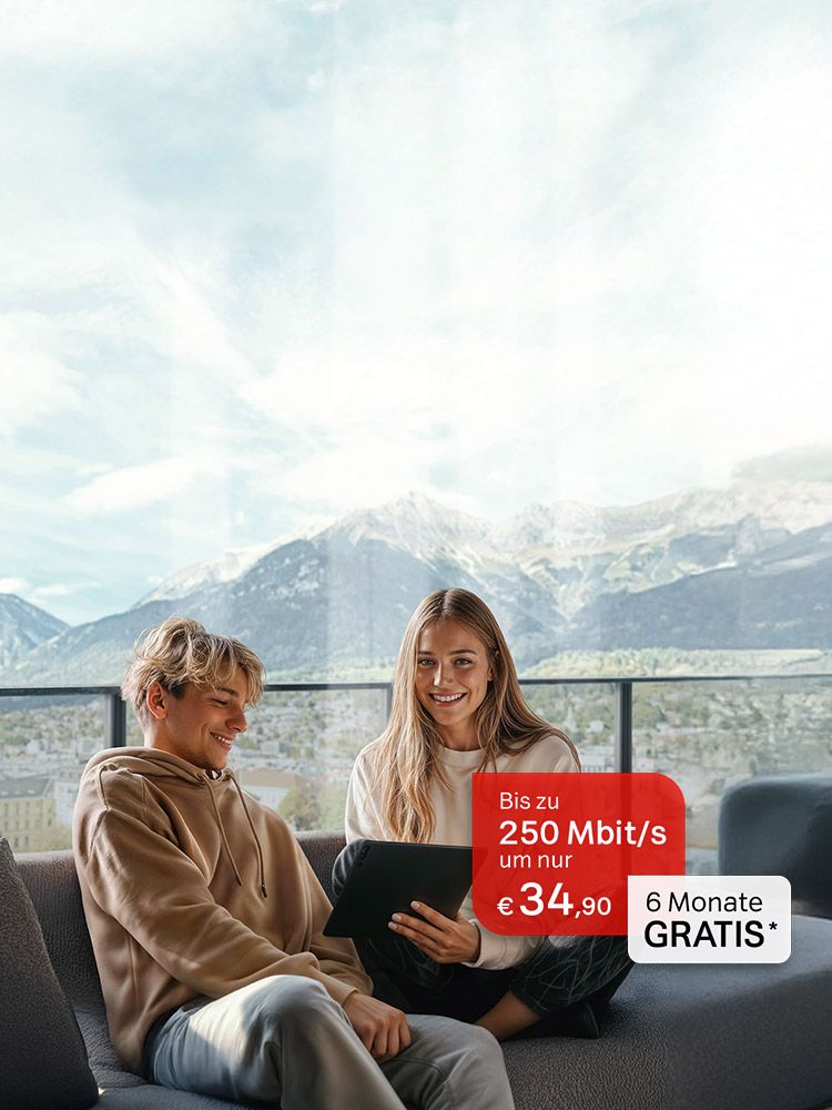 Zwei Personen sitzen auf einem Sofa mit Tablet, Bergpanorama im Hintergrund und Internet Werbebotschaft bis zu 250 Mbit um nur 34,90 Euro. Zusätzlich 6 Monate gratis. Verweis auf Angebotsbedingungen.