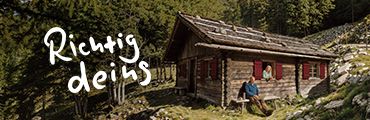 Holzhütte in den Bergen, Mann sitzt draußen, Frau am Fenster. Text: Richtig deins. Internet 6 Monate gratis, danach ab 22,32 euro monatlich. Verweis auf Rechtshinweis.