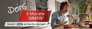 Person mit Kopfhörern kocht und nutzt Laptop, Text: Deins, 6 Monate GRATIS, Danach -20& auf das Grundentgelt. Verweis auf Angebotsbedingungen
