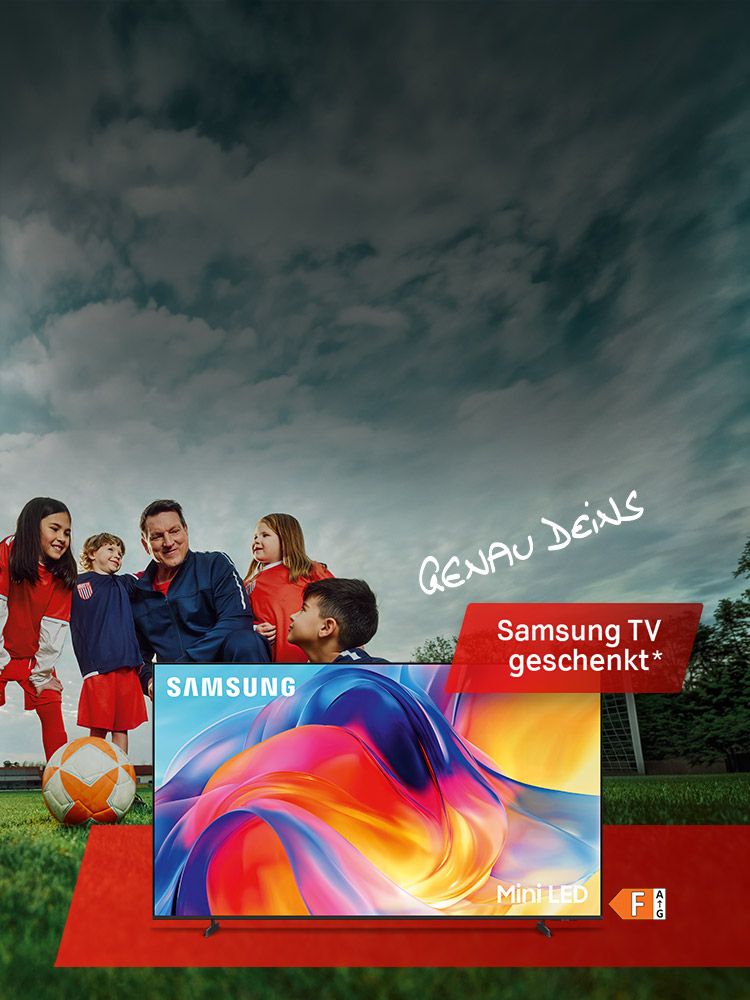 Vier Kinder und ein Erwachsener auf einem Fußballfeld, vorne ein Samsung Fernseher mit Text: Samsung TV geschenkt. Verweis auf Rechtsinformation.
