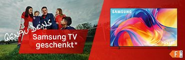 Vier Kinder und ein Erwachsener auf einem Fußballfeld, vorne ein Samsung Fernseher mit Text: Samsung TV geschenkt. Verweis auf Rechtsinformation.