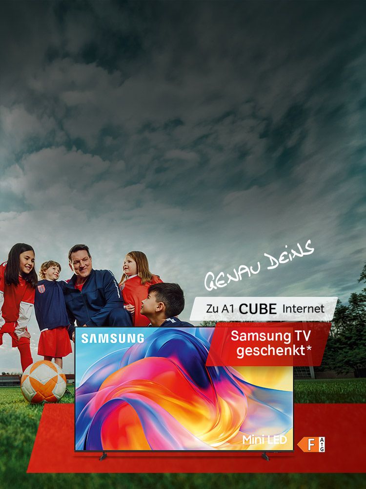 Vier Kinder und ein Erwachsener auf einem Fußballfeld, daneben Samsung Fernseher und Text: Samsung TV geschenkt, Zu A1 CUBE Internet. Verweis auf Rechtsinformation.