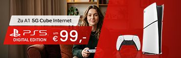 Person sitzt auf Sofa und spielt mit PlayStation-Controller; rechts Werbung für PS5 Digital Edition um 99 Euro zum A1 Cube Internet.