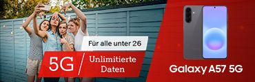Vier Personen machen Selfie vor türkisblauem Zaun, Text Safe deins 5G, roter Banner