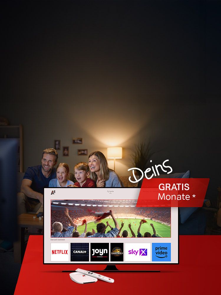 Familie schaut im Wohnzimmer fern; TV zeigt Streamingdienste wie Netflix, Sky, Prime Video; Schrift: GRATIS Monate*, Verweis auf Rechtsbedingungen