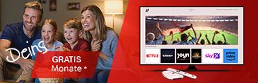 Familie schaut im Wohnzimmer fern; TV zeigt Streamingdienste wie Netflix, Sky, Prime Video; Schrift: GRATIS Monate*, Verweis auf Rechtsbedingungen