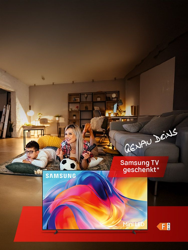 Frau und Kind liegen im Wohnzimmer und schauen gemeinsam auf einen Samsung Mini LED TV.