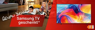 Frau und Kind liegen im Wohnzimmer und schauen gemeinsam auf einen Samsung Mini LED TV.