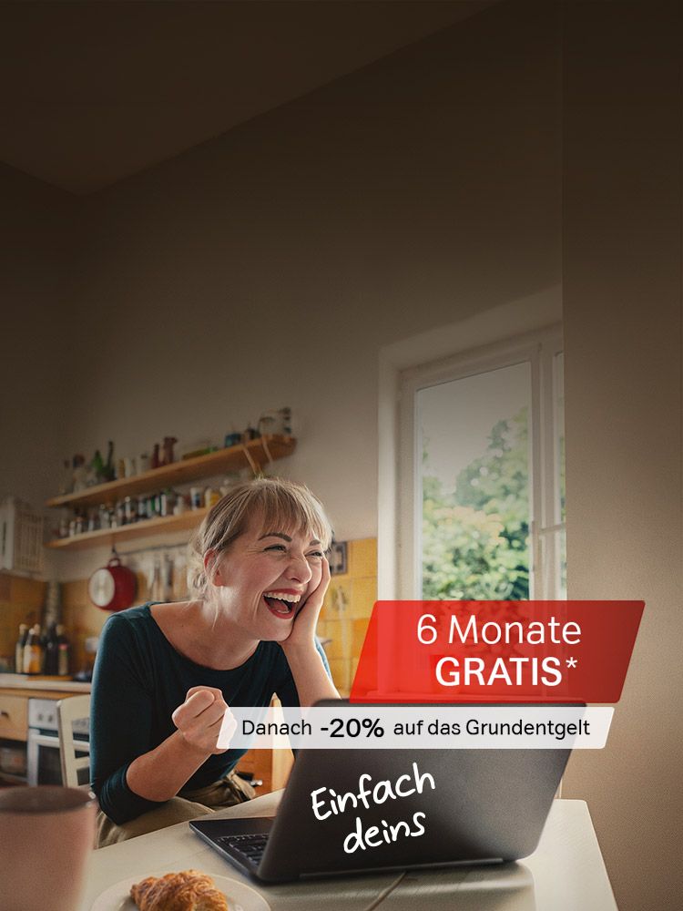 Frau freut sich am Laptop, Text: "6 Monate gratis, danach -20% auf das Grundentgelt, Einfach deins".