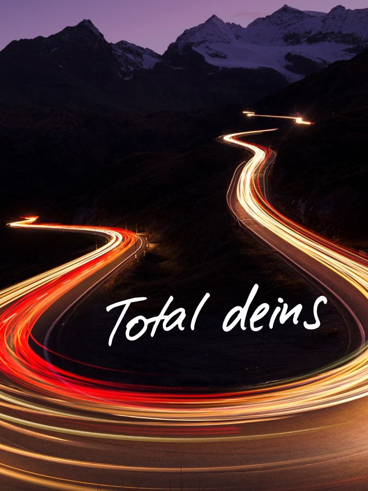 A1 Breitband Internet Speed Upgrade dunkle Serpentinenstraße mit Autolichtern