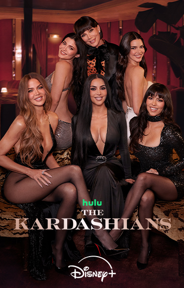Poster zu „The Kardashians“ mit sechs elegant gekleideten Frauen in einem luxuriösen, warm beleuchteten Innenraum; in der Mitte sitzt Kim Kardashian, umgeben von ihren Schwestern, unten stehen der Serientitel sowie die Logos von Hulu und Disney+.