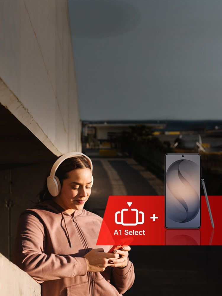 Person mit Smartphone und A1 Select Logo