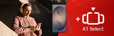 Person mit Smartphone und A1 Select Logo