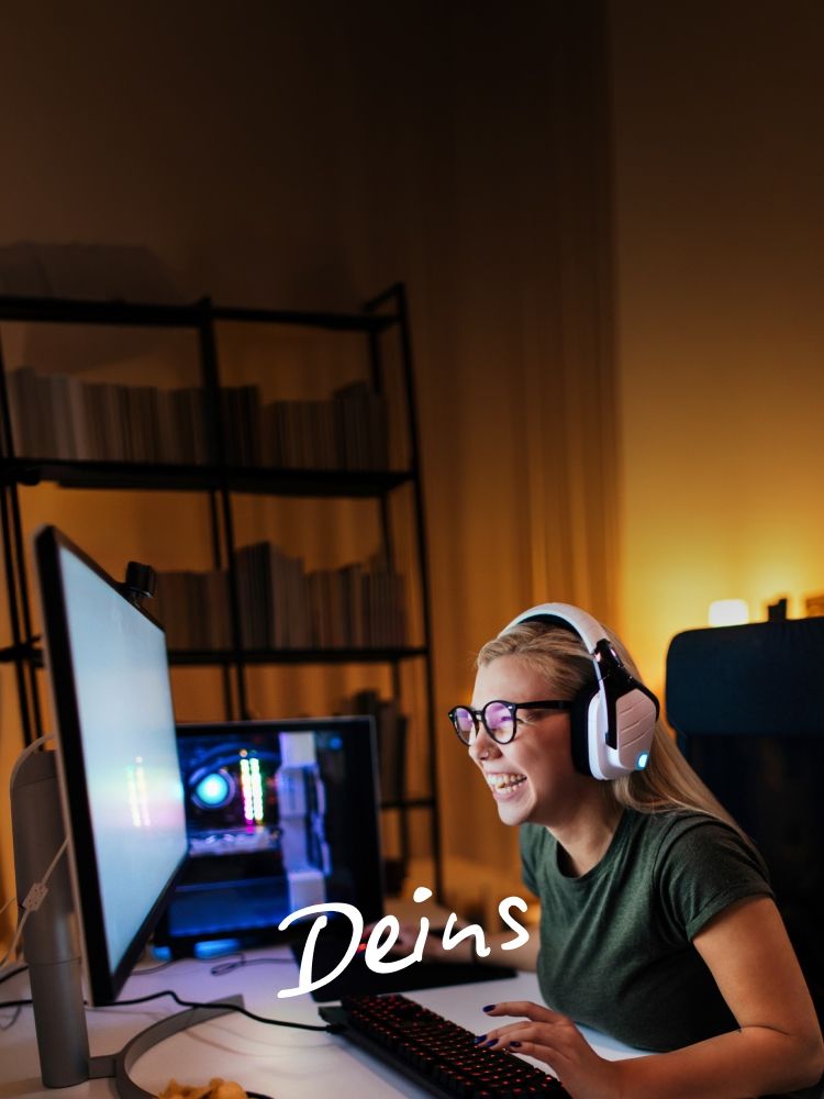 Frau mit Headset sitzt lachend am Gaming-PC, Schriftzug: Deins.
