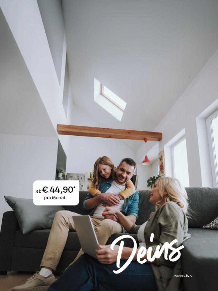 Eine Familie sitzt auf dem Sofa in einem modernen Wohnzimmer; die Mutter hält ein Laptop, Vater und Kind sind neben ihr. Links im Bild befindet sich ein Informationsfeld mit „ab € 44,90 pro Monat“, unten rechts steht der Schriftzug „Deins“.