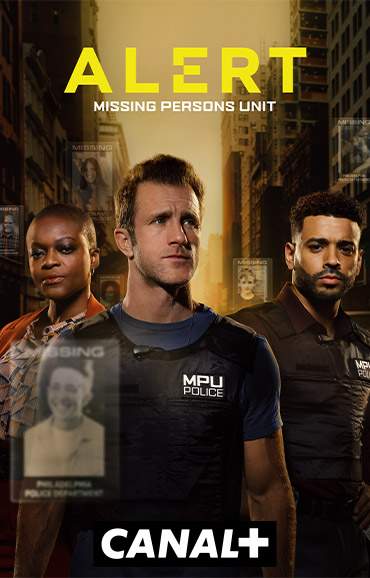 Poster zu „Alert: Missing Persons Unit“ mit drei Mitgliedern einer Polizeieinheit vor einer städtischen Straßenschlucht; im Bild schweben mehrere Vermisstenanzeigen, oben steht der Serientitel, unten das Canal+-Logo.