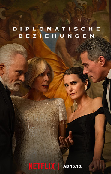 Poster zu „Diplomatische Beziehungen“ mit vier festlich gekleideten Personen in angespannter Gesprächsszene vor einem großformatigen Gemälde; oben steht der Titel, unten „Netflix | Ab 15.10.“.