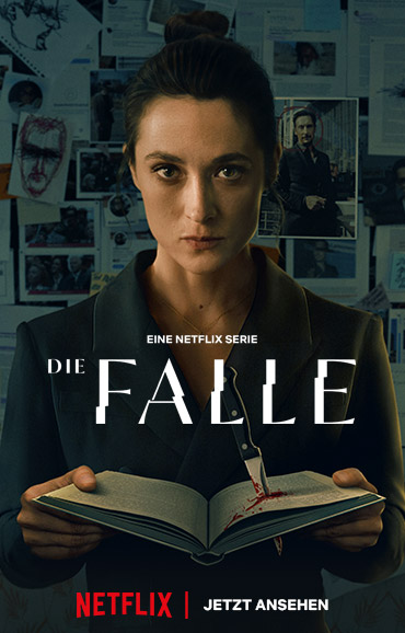 Poster zu „Die Falle“ mit einer ernst blickenden Frau vor einer Wand voller Fotos und Dokumente; sie hält ein aufgeschlagenes Buch, aus dem ein blutverschmierter Lesezeichenstreifen hängt, unten steht „Netflix | Jetzt ansehen“.
