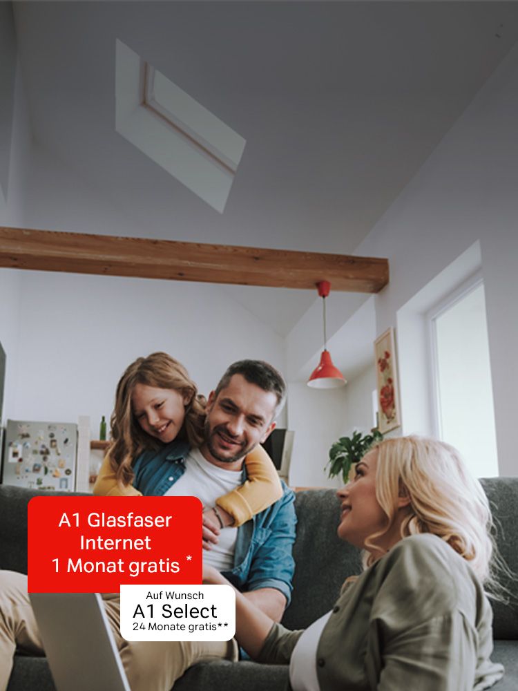 Familie sitzt gemeinsam auf einem Sofa im Wohnzimmer; rechts im Bild Werbeeinblendung mit dem Text „A1 Glasfaser Internet 1 Monat gratis*“ und „Auf Wunsch A1 Select 24 Monate gratis**“.
