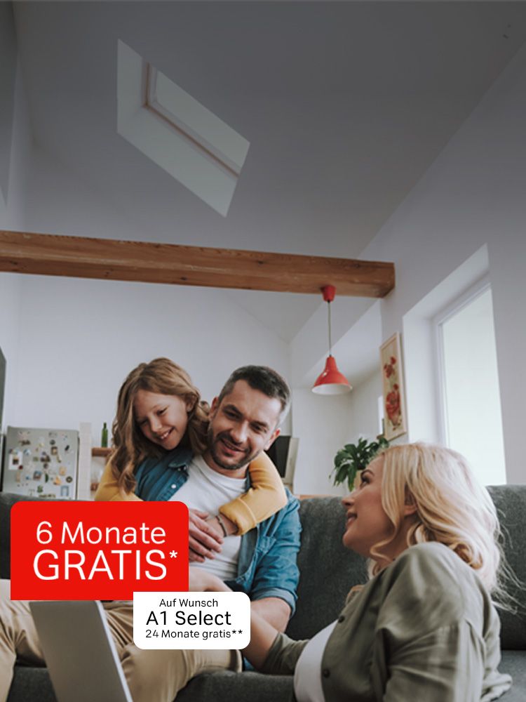 Familie sitzt gemeinsam auf einem Sofa im Wohnzimmer; rechts im Bild Werbeeinblendung mit dem Text „6 Monate GRATIS*“ und „Auf Wunsch A1 Select 24 Monate gratis**“.