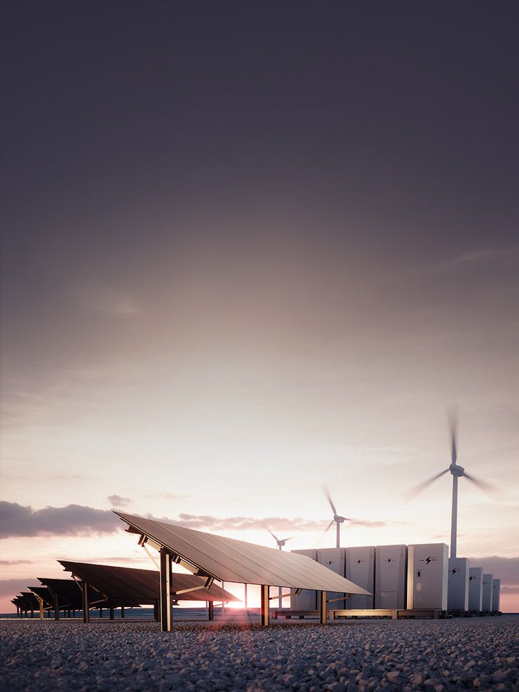 Solaranlagen und Windkraftanlagen bei Sonnenuntergang, daneben Batteriespeicher.