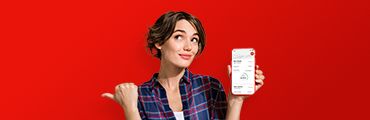 Junge Dame mit Mein A1 App auf Handy zusehen