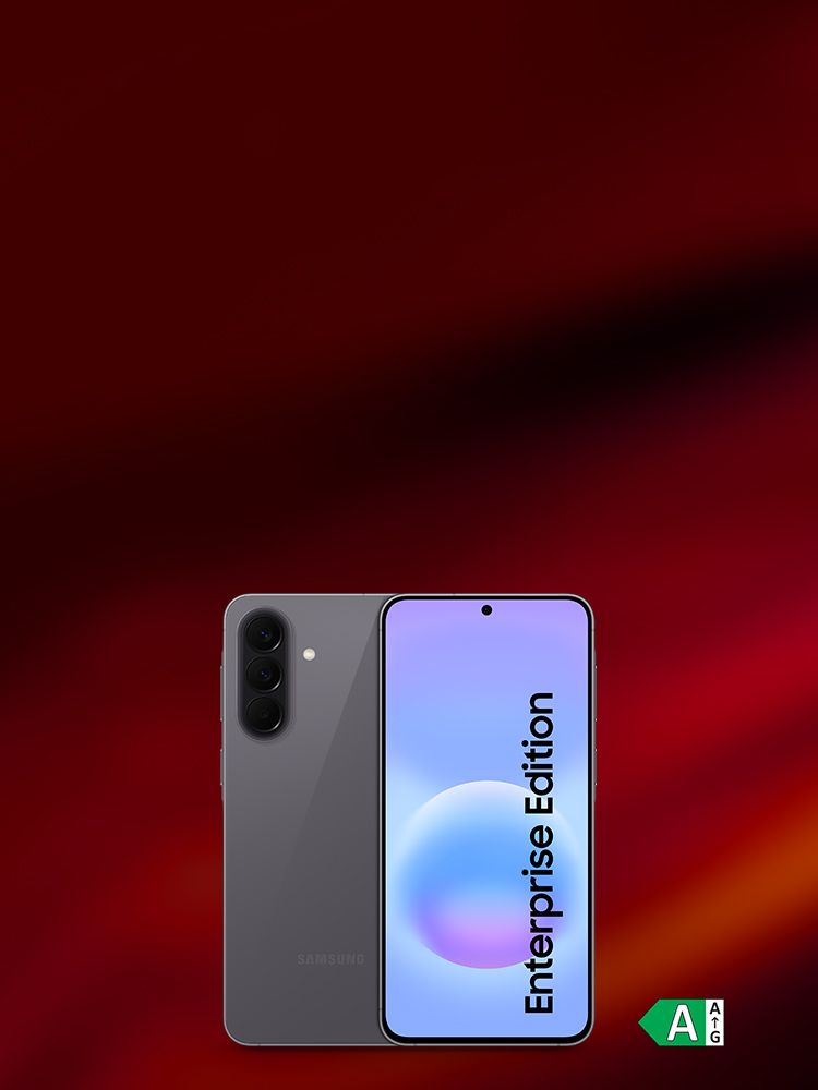 Zwei Samsung-Smartphones vor rotem, unscharfem Hintergrund; Display zeigt "Enterprise Edition", unten rechts grünes Energie-Label A.