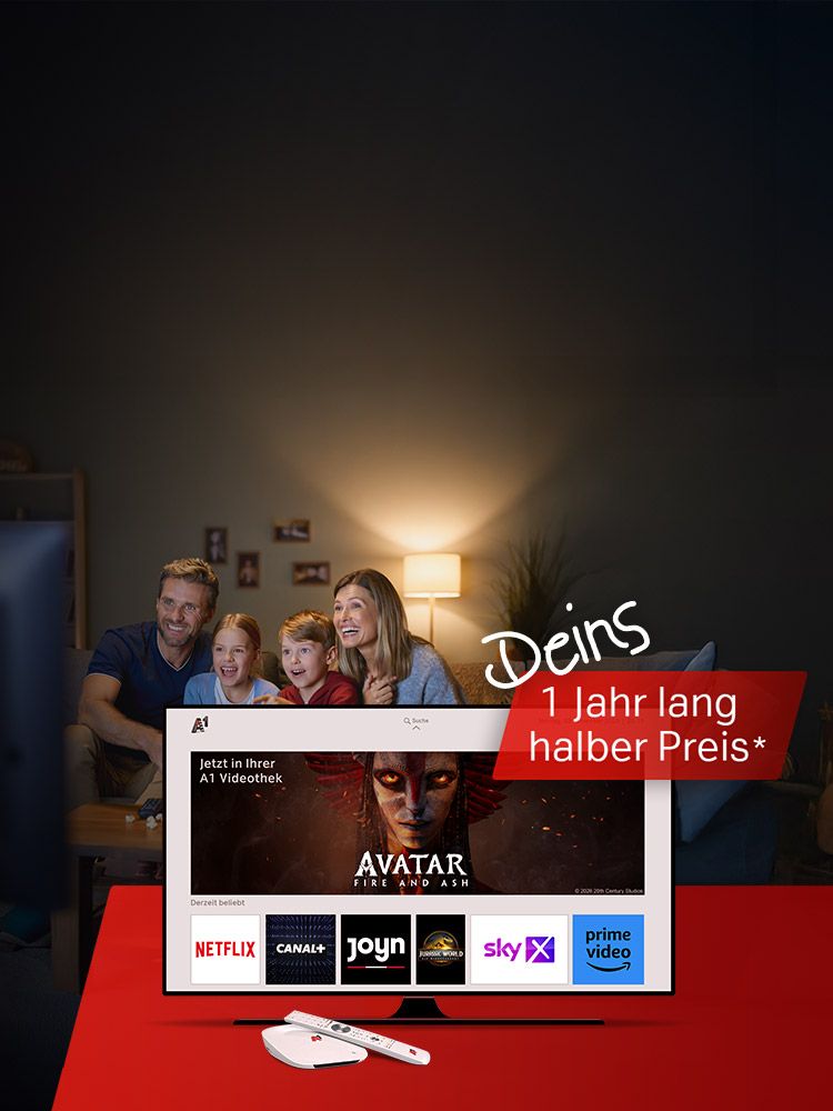 A1 Xplore TV Aktion: Familie beim Fernsehen, A1 Videothek mit Avatar: Fire and Ash und Streaming-Anbieter-Logos. 1 Jahr zum halben Preis."
