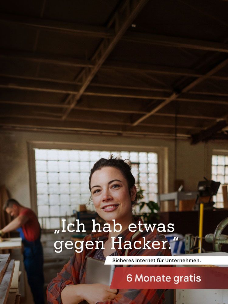 Person in Werkstatt mit Tablet, Text: "Ich hab etwas gegen Hacker. Sicheres Internet für Unternehmen. 6 Monate gratis.