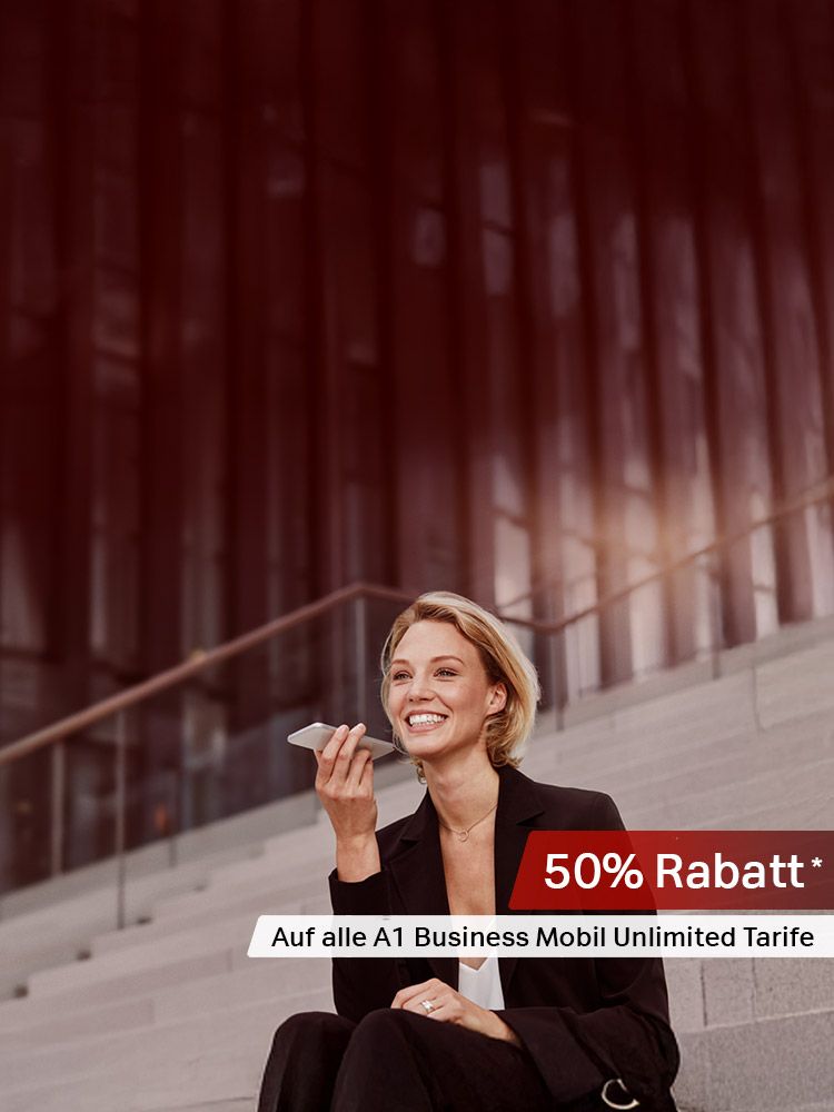 Frau sitzt auf Treppe und spricht ins Smartphone. Text: 50% Rabatt* Auf alle A1 Business Mobil Unlimited Tarife.