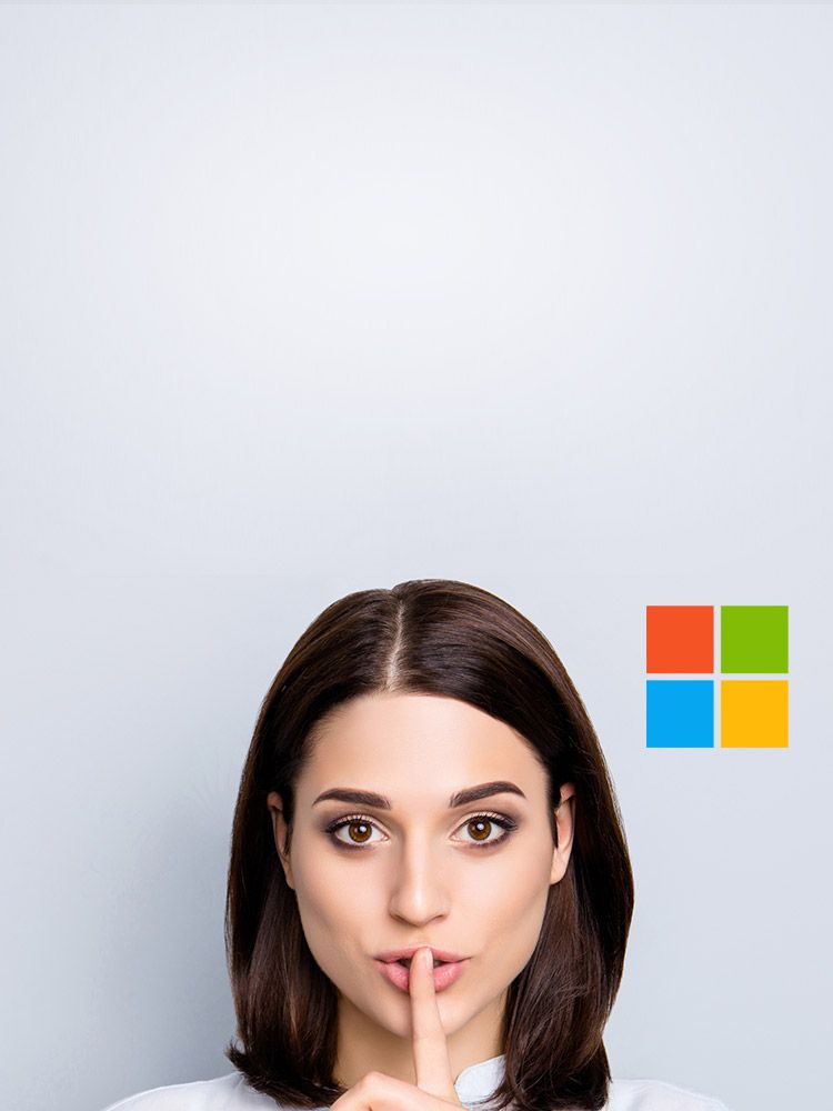 Junge Frau mit dunklen, schulterlangen Haaren schaut direkt in die Kamera und hält den Zeigefinger vor den Mund um zu signalisieren, dass man leise sein soll. Daneben ist das Logo von Microsoft.